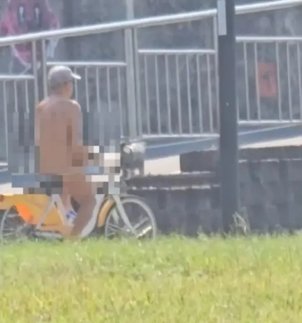 ▲新北板橋河濱公園昨（13）日上午出現一名裸男騎共享單車，其中一隻手還疑似撫摸生殖器，嚇得路人紛紛閃避。（圖／翻攝畫面）