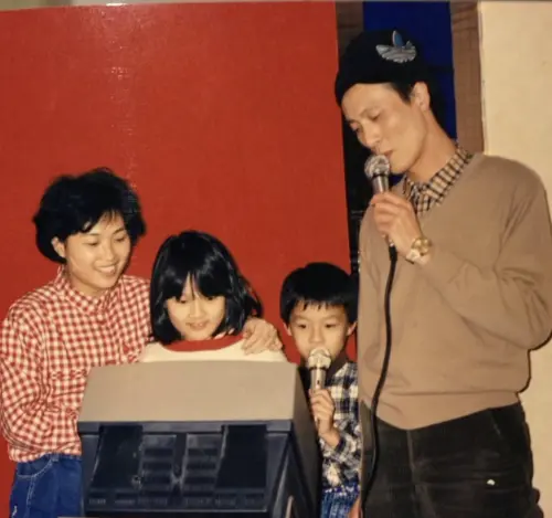 ▲楊祐寧（右2）在社群中曬出全家福，哀悼已故老父親（右1）。（圖／楊祐寧 IG yoyang）