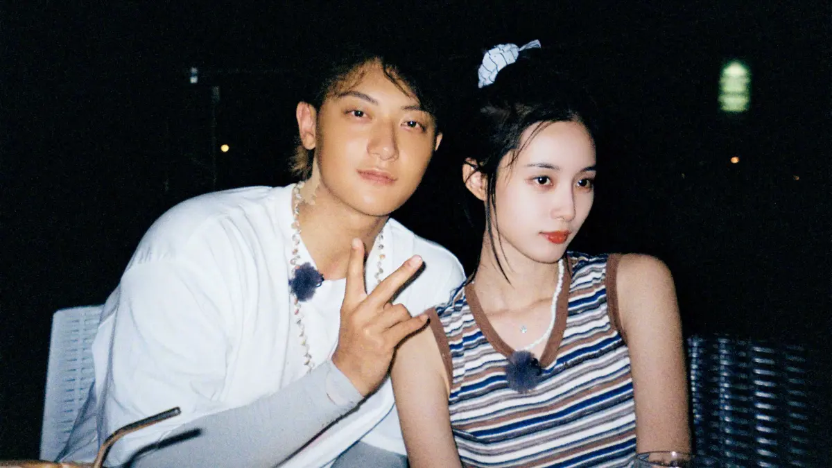 ▲黃子韜（左）與徐藝洋（右）婚禮傳鹿晗、張藝興、王俊凱等EXO前成員將出席，黃牛炒票喊價2萬元，夫婦緊急發聲明澄清為私人婚禮，無票可售，婚禮於三亞舉行，直播收益將全捐癌症病童。（圖／翻攝自黃子韜微博）