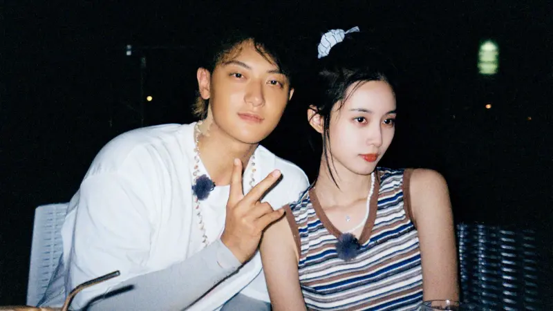 ▲黃子韜（左）與徐藝洋（右）婚禮傳鹿晗、張藝興、王俊凱等EXO前成員將出席，黃牛炒票喊價2萬元，夫婦緊急發聲明澄清為私人婚禮，無票可售，婚禮於三亞舉行，直播收益將全捐癌症病童。（圖／翻攝自黃子韜微博）