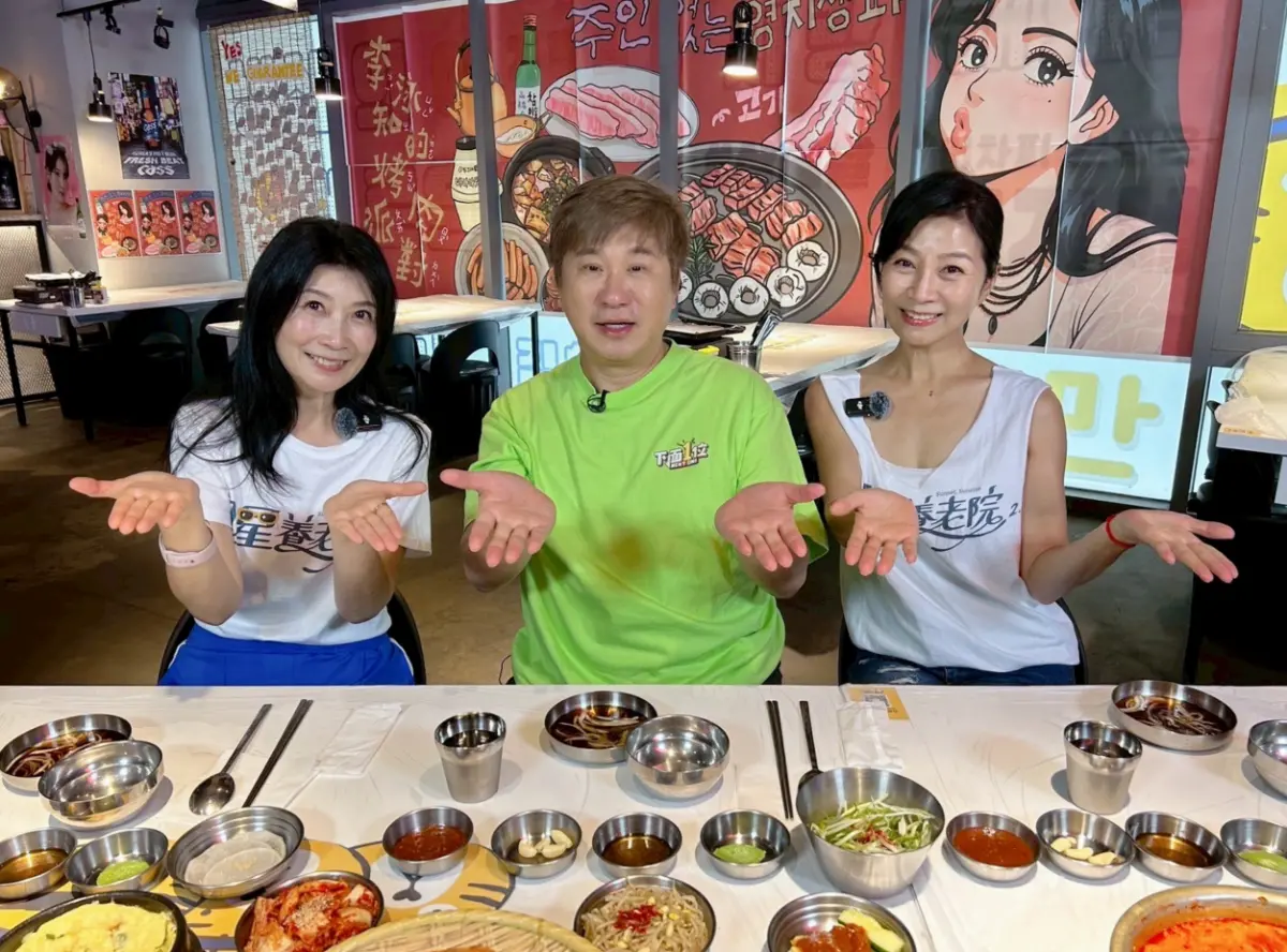 ▲胡瓜（中）帶方文琳（右）與黃嘉千（左）一起去回春行程，還安排小鮮肉餵食，讓她們臉紅。黃嘉千還抱怨被胡瓜斷玉女之路，只能變搞笑咖。（圖／下面一位提供）