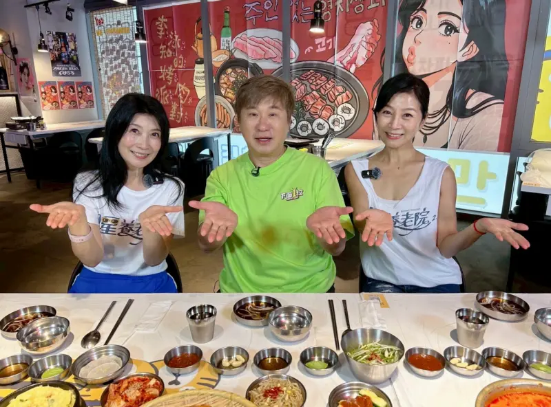 ▲胡瓜（中）帶方文琳（右）與黃嘉千（左）一起去回春行程，還安排小鮮肉餵食，讓她們臉紅。黃嘉千還抱怨被胡瓜斷玉女之路，只能變搞笑咖。（圖／下面一位提供）