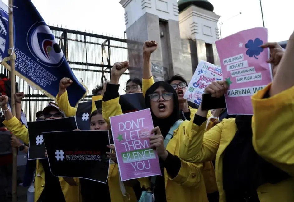 ▲印尼雅加達8月爆發反特權抗議，民眾怒批議員高薪，如今國會再度調高津貼被批「戲耍民眾」。（圖／路透社／達志影像）