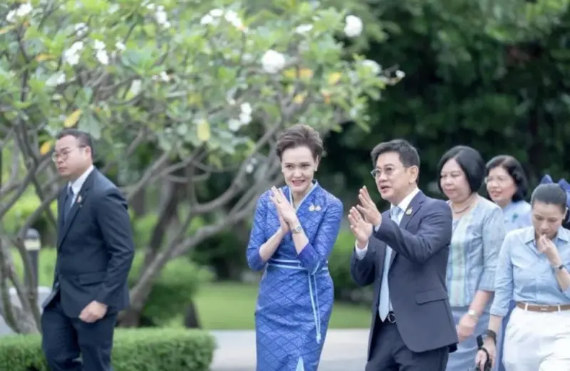 ▲泰國商業部長蘇帕吉（Suphajee Suthumpun）於2025年9月26日上任首日，在商業部聽取常務次長伍迪凱（Vuttikrai Leewiraphan）的簡報。（圖／翻攝自Bangkok Post）