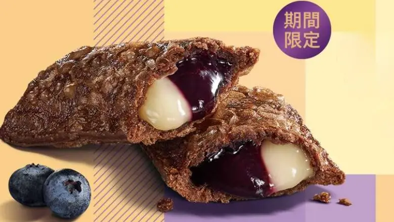 ▲麥當勞OREO冰炫風買一送一！今「藍莓卡士達雙餡派」開賣，歡樂送優惠「小麥麥家家酒2.0特餐」開搶隱藏版「特別款外送箱」玩具。漢堡王十層「犇牛堡」下殺46折限時回歸。（圖／翻攝自麥當勞APP）