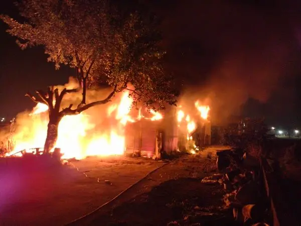 彰化清晨火警！鐵皮屋堆「紙箱+農藥」助燃　火光濃煙竄天