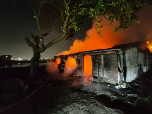 ▲彰化縣線西鄉今清晨一間鐵皮屋，不明原因起火燃燒，內部存放紙箱及農藥助燃。（圖／消防提供）