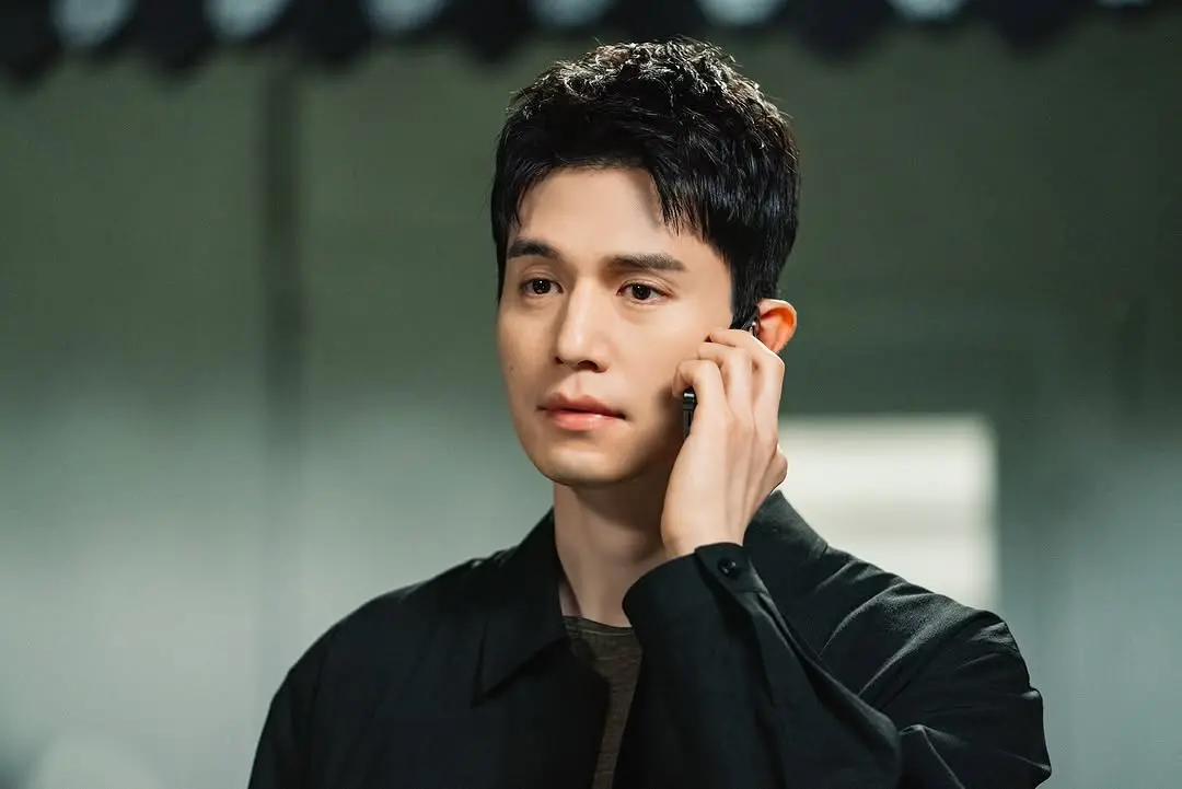 ▲李棟旭被私生飯的「跟飛機」、「送不當內容信件」等行為不堪其擾，發警告文宣戰。（圖／IG@leedongwook_official）