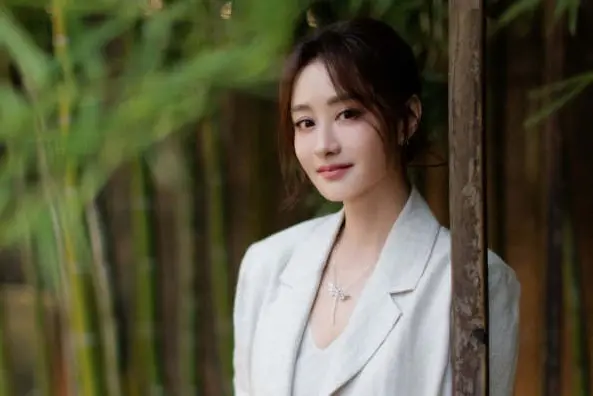 ▲51歲有「瓊瑤女郎」之稱的陳德容近期爆家變，傳出二姊帶母親報警遭到監視，3姊妹疑似為家產及照護等問題起糾紛。（圖／微博@陳德容）