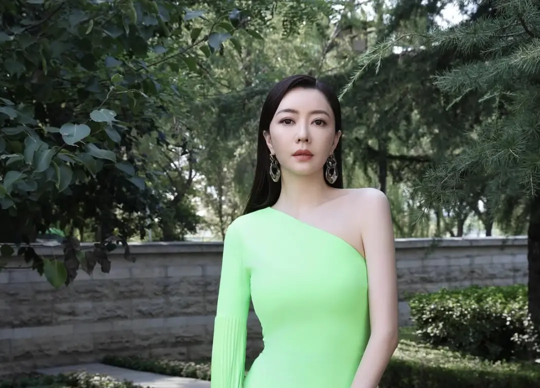 ▲郭富城的前女友熊黛林，被媒體問到他將要成為3寶爸，是不是願意送上祝福？表示有很多人會祝福他，自己就不需要。港媒拍到方媛昨（14）日還挺著孕肚外出，還沒生產。（圖／摘自 IG@lynnx1010) 