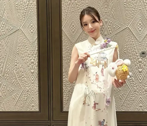 ▲方媛上週中秋假期還挺著大肚子，昨天也被港媒拍到與友人外出，還是有明顯的孕肚，並沒有已經生了孩子的模樣。（圖／摘自 IG@mokafy）