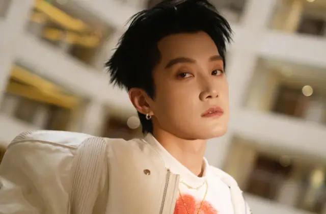 ▲范世錡（如圖）近日疑崩潰發文自爆殺了于朦朧，再度引發熱議。而他日前在中秋節PO月餅照，竟遭網友嗆：「是人血餡的嗎」。（圖／微博@范世錡xxxF）