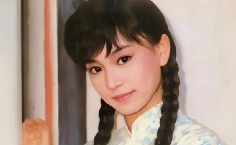 ▲劉雪華（如圖）拿過第27屆金鐘獎最佳女主角獎，她曾和劉德凱相戀，卻因為對方劈腿不慎流產，後來嫁給編劇鄧育昆，他卻不慎墜樓亡。（圖／翻攝自微博）