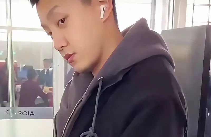 ▲范世錡捲入于朦朧墜樓案，近來在機場被捕獲，浮腫狠瞪粉絲模樣全被拍。（圖／翻攝自微博）