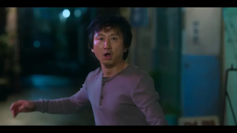 ▲金英雄（如圖）因為在《苦盡柑來遇見你》欺負IU被觀眾熟知，他在打工時還被客人認出「是欺負IU的男人！」（圖／Netflix）