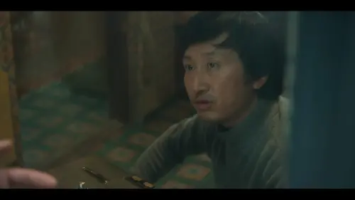 ▲▼《苦盡柑來遇見你》中，金英雄（上）飾演偷走IU與朴寶劍行李的旅館老闆。（圖／Netflix）