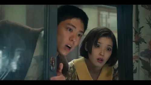 ▲▼《苦盡柑來遇見你》中，金英雄（上）飾演偷走IU與朴寶劍行李的旅館老闆。（圖／Netflix）