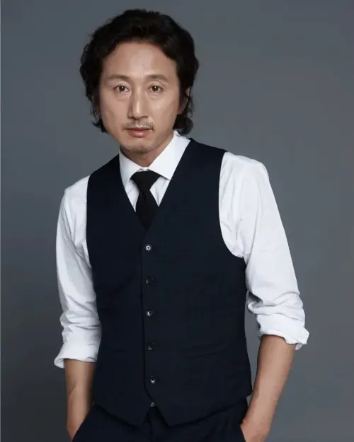 ▲金英雄是南韓很資深的黃金綠葉，《黑道律師文森佐》、《神偷大劫案》、《犯罪都市》等電視電影。（圖／IG@you_wo71）