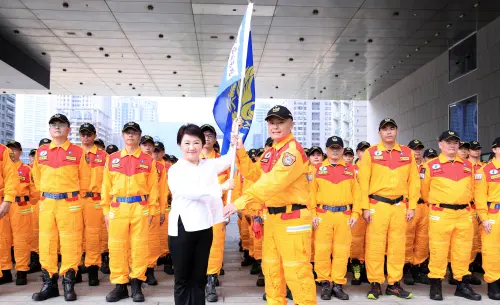 ▲盧秀燕今日慰勉赴花蓮救災的台中消防局特搜隊員，並為評測授旗。（圖／台中市政府提供，2025.10.15）