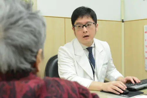 ▲醫師提醒，民眾平時可透過游泳、騎腳踏車、股四頭肌運動或瑜珈等低衝擊運動維持腿部肌耐力和關節功能。（圖／台北慈濟醫院提供）