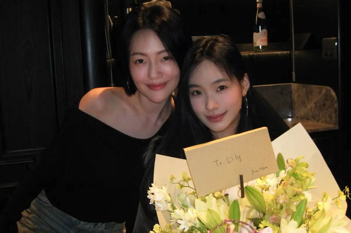 ▲小S（左）女兒Lily許韶恩（右）被誤會交男友了，小S經紀人回應，和母女二人一同看電影的高帥男其實是公司同事，還爆料他穿增高鞋。（圖／小S IG＠elephantdee）