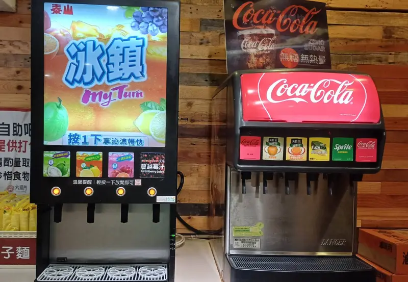 ▲平價小火鍋都會設立飲料機台，供顧客免費取用，但有老饕分享不要直接喝，曝光火鍋店老闆教學1吃法，引發網路熱議，甚至還有人活20年不知。（圖／Google評價）