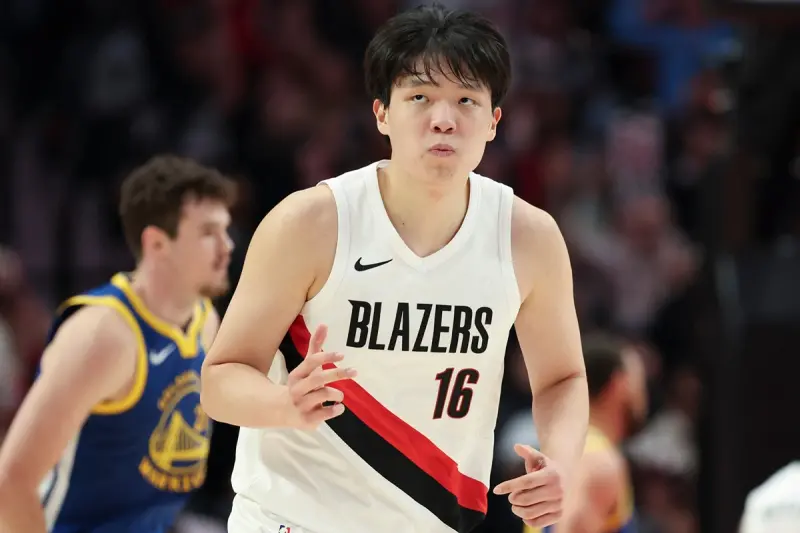 ▲在今（1）日NBA季中錦標賽（NBA Cup）小組賽中，波特蘭拓荒者以109：107險勝丹佛金塊，驚險拿下三連勝。然而，這場比賽對於中國球員楊瀚森而言卻備受冷落，他全場未獲上場機會。（圖／美聯社／達志影像）