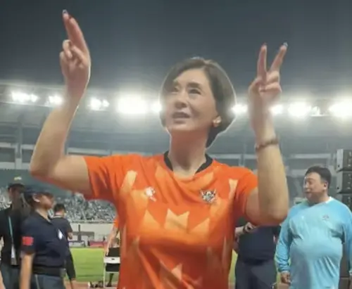 ▲59歲夏文汐以啦啦隊女孩之姿現身足球場，熱情舞動的性感魅力，網友都無法擋，大讚好青春、好有活力。（圖／摘自抖音）