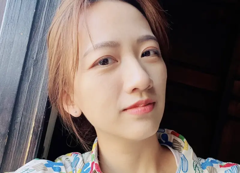 ▲范宸菲結婚、懷孕雙喜臨門，透露和老公交往4年，選在第一次約會的花市拍婚紗超浪漫。（圖／翻攝自IG@fun.chenfei）