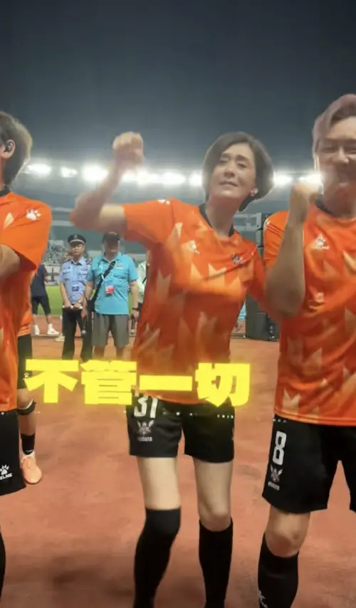 ▲夏文汐（中）的保養狀況很好，身上都沒有贅肉，完全不像大多數的同齡女性。（圖／摘自抖音）