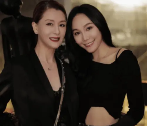 ▲夏文汐（左）的姪女鄧伊婷（右）也加入演藝圈，兩人站在一起，不少網友認為姑姑的魅力完全不比年輕的姪女遜色。（圖／摘自 IG@irinateting)