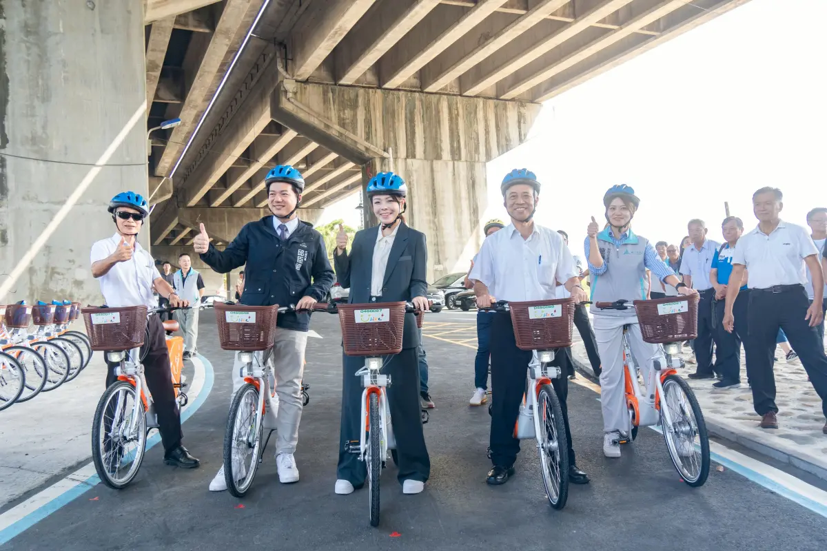 ▲停職中的新竹市長高虹安（左三）出席新竹市府舉辦的鹽水港溪自行車道啟用典禮。（圖／新竹市府提供）