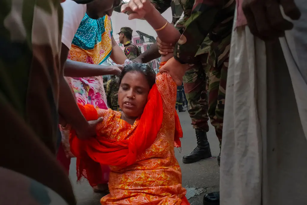 ▲孟加拉一間服裝工廠及相鄰的化學品倉庫，14日中午發生嚴重火災，至少16人死亡，死亡人數仍在上升。（圖／美聯社／達志影像）