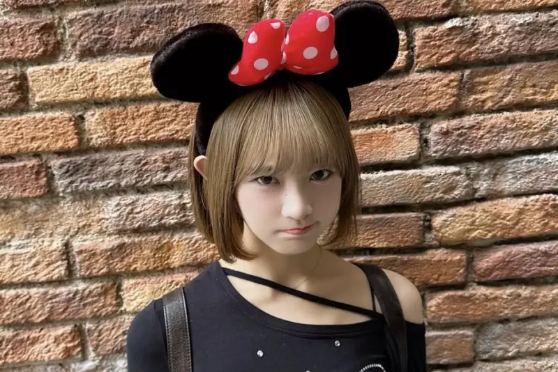 ▲日本經紀公司LAPONE GIRLS15日發布嚴正聲明，證實旗下女子團體ME:I成員飯田栞月SHIZUKU（如圖）違反公司規定，情節嚴重，即日起將暫時停止所有活動。（圖／IG@official_me_i_）