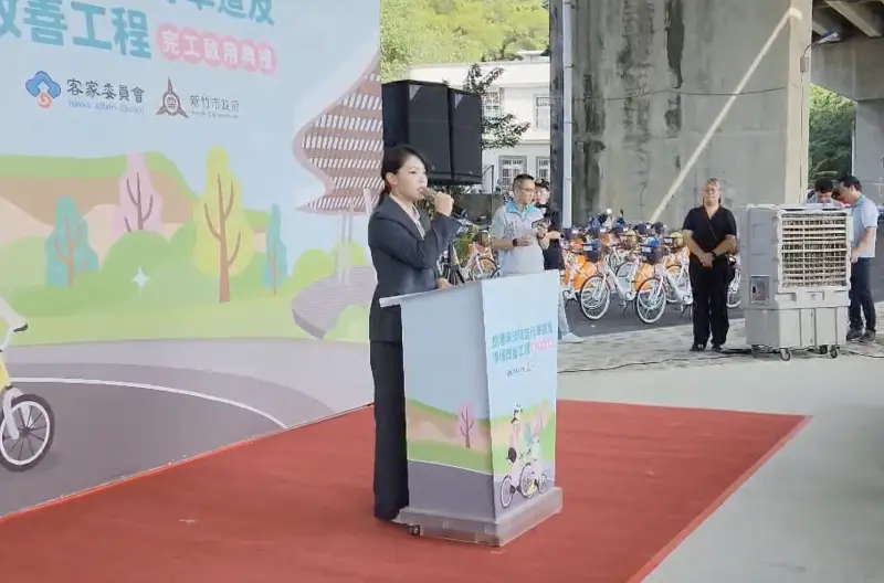 ▲香山鹽港溪自行車道環境改善今（15）日啟用，新竹市長高虹安致詞。（圖／翻攝畫面）