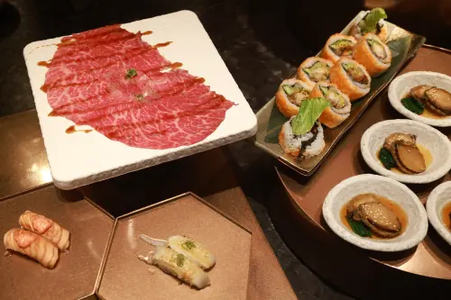 ▲假日限定推出堪稱比臉還長的「炙燒和牛握壽司」，巨大薄片再炙燒過，香嫩過癮。（圖／記者葉政勳攝）