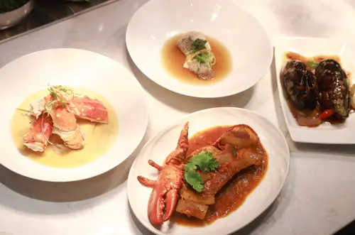 ▲升級的探索廚房高檔海鮮全備齊，龍蝦、海膽、松葉蟹都有，假日還有帝王蟹。（圖／記者葉政勳攝）