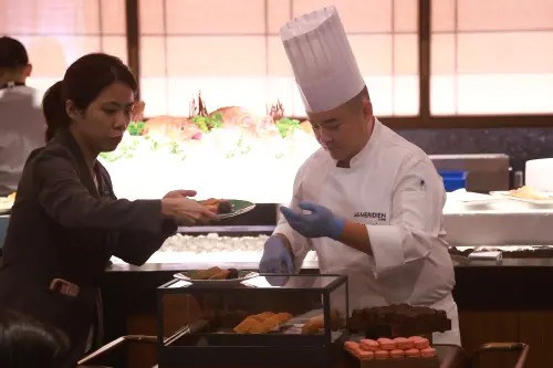 ▲甜點特別以推車推出，平、假日不同，假日有馬卡龍、可麗露等。（圖／記者葉政勳攝）