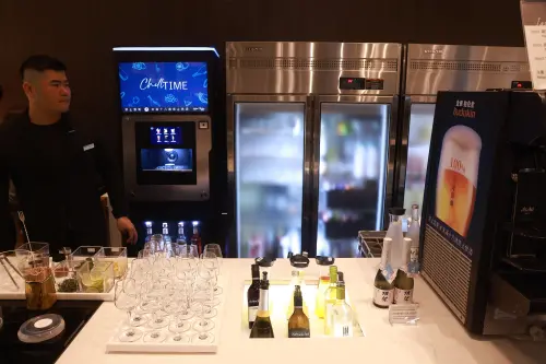 ▲也有各種帶果酸的酸甜爽口調酒，假日另有獺祭氣泡酒。（圖／記者葉政勳攝）