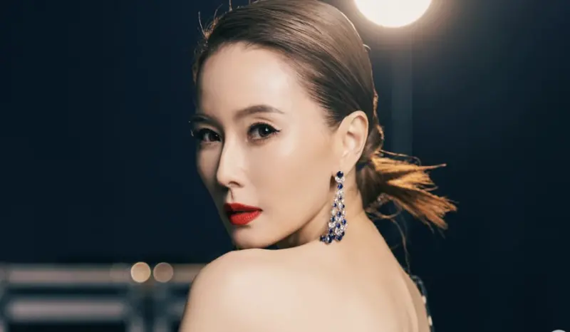 ▲新加坡知名女星林湘萍（如圖）在《回魂計》中和小28歲尹浩宇激吻，她在2014年嫁給台灣男團B.A.D的ALEX田恩沛。（圖／翻攝自IG@yvonnelim928）