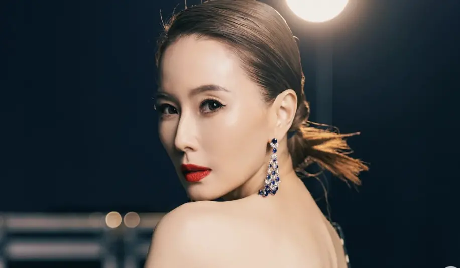 ▲新加坡知名女星林湘萍（如圖）在《回魂計》中和小28歲尹浩宇激吻，她在2014年嫁給台灣男團B.A.D的ALEX田恩沛。（圖／翻攝自IG@yvonnelim928）