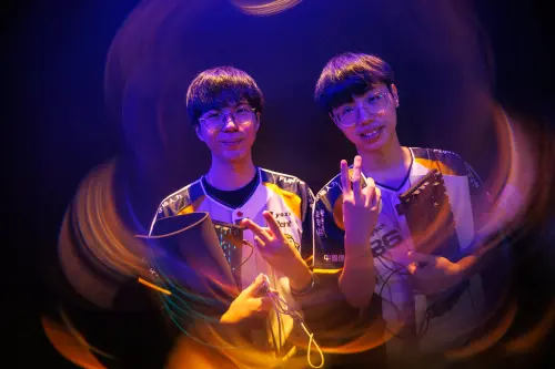 ▲ CFO上路Driver（右）拿到招牌賽恩，直接統治比賽。（圖／lol esport）