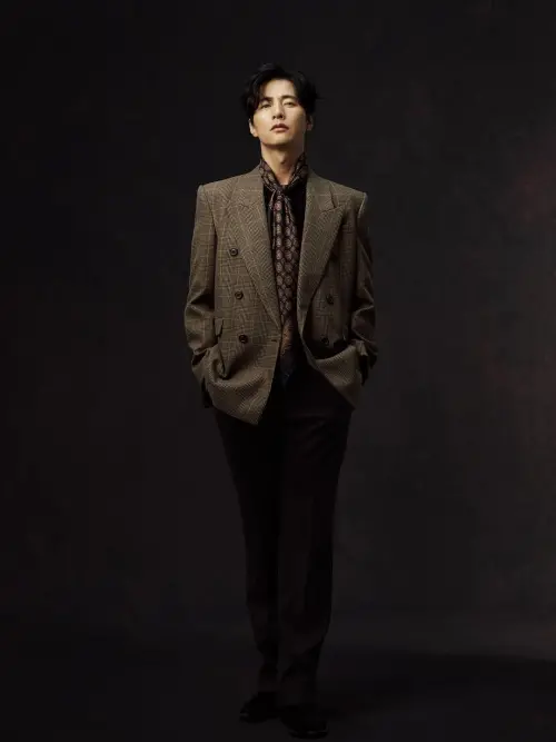 ▲元斌西裝筆挺的帥氣模樣，完全看不出已經47歲，即使他消失螢光幕15年，許多劇組、廠商都想找他代言跟拍戲。（圖／IG@shabu20）