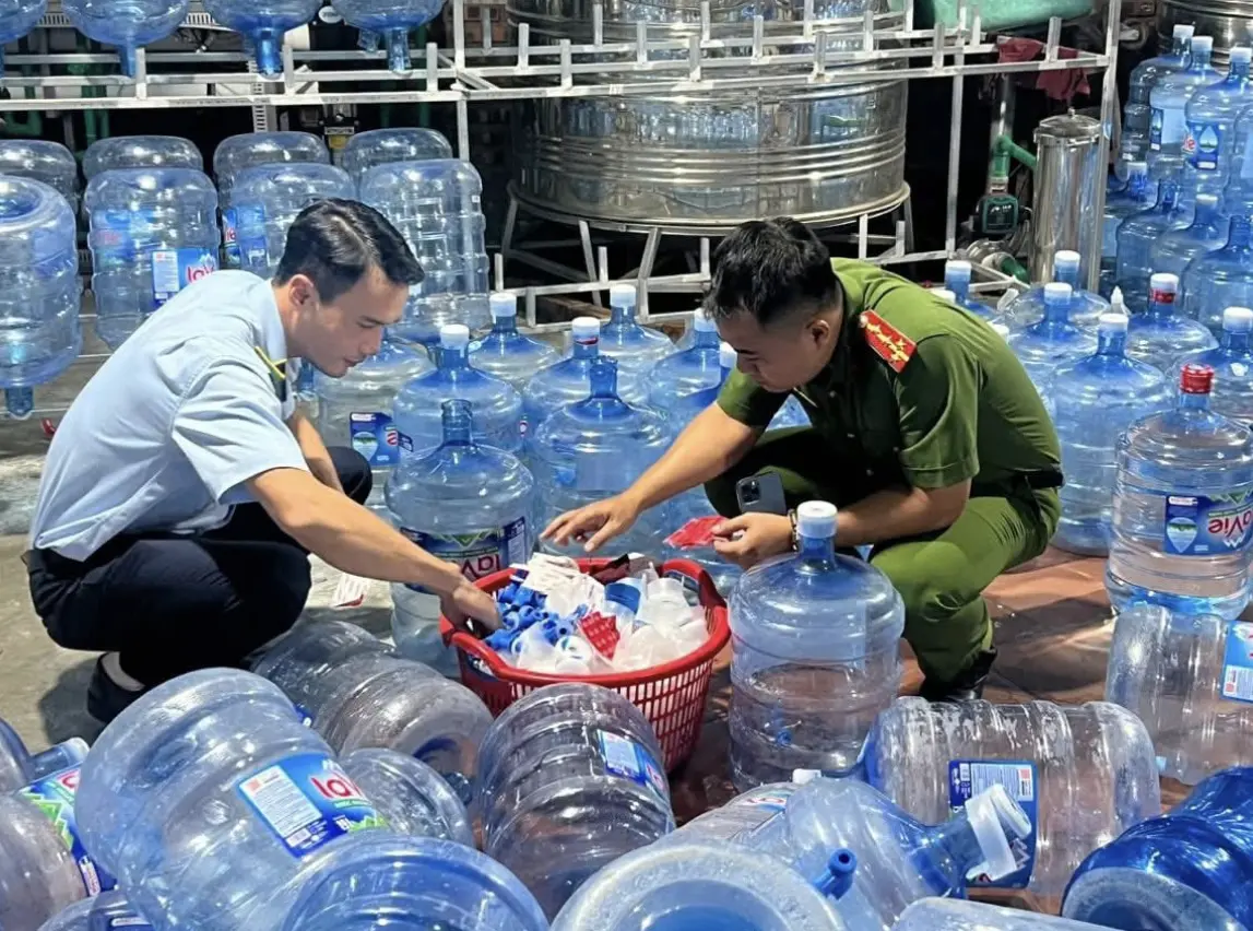 ▲河內警方突擊檢查製水工廠，現場查獲大批以自來水灌裝的「La Vie」假瓶裝水，並扣押超過500桶成品。（圖／翻攝自越南新聞快報）