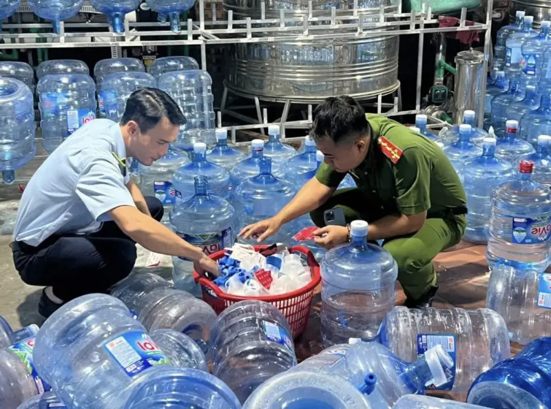 ▲河內警方突擊檢查製水工廠，現場查獲大批以自來水灌裝的「La Vie」假瓶裝水，並扣押超過500桶成品。（圖／翻攝自越南新聞快報）