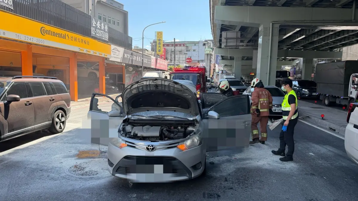 ▲新北市中和區今（15日）中午發生一起糾紛事件，一輛小客車急停引起後面機車騎士不滿。（圖／翻攝畫面）