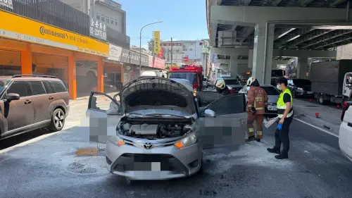 中和騎士險撞急停車！爆氣理論「下秒丟鞭炮燒車」瞬間起火畫面曝
