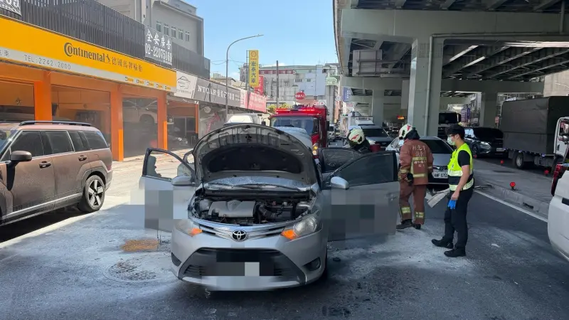 ▲新北市中和區今（15日）中午發生一起糾紛事件，一輛小客車急停引起後面機車騎士不滿。（圖／翻攝畫面）