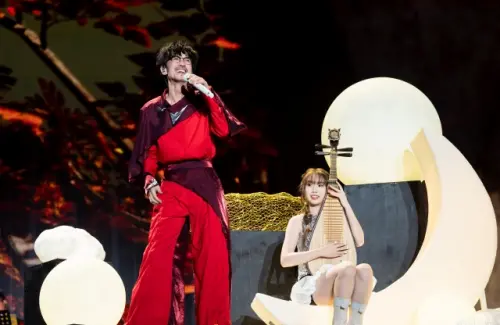 ▲56歲周傳雄（左）昔因胃病爆瘦！上海開唱合體愛女麗麗（右），粉絲驚：神似楊丞琳。（圖／微博@快娛-）