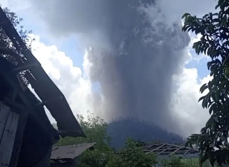 ▲印尼勒沃托比火山猛烈噴發，火山灰柱直衝雲霄，濃煙籠罩天空。（圖／路透社／達志影像）